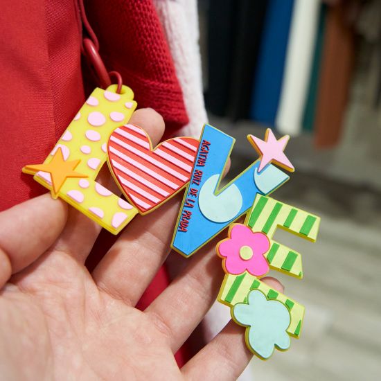 Llavero colorido con la palabra "LOVE" y diseño de Agatha Ruiz de la Prada.