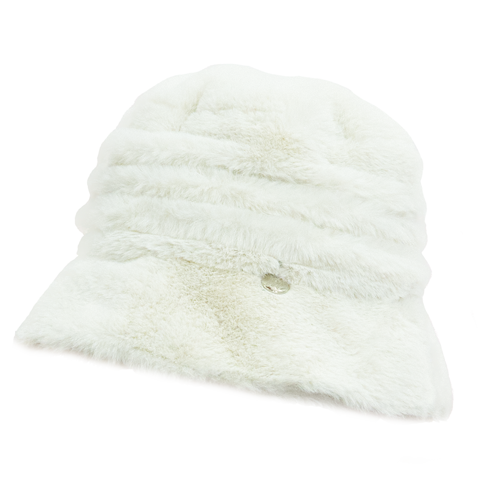 Sombrero blanco de pelo corto tipo bucket, sostenido frente a un fondo rosa.