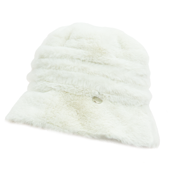 Sombrero blanco de pelo corto tipo bucket, sostenido frente a un fondo rosa.