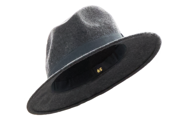 Sombrero gris de ala ancha con cinta negra decorativa.